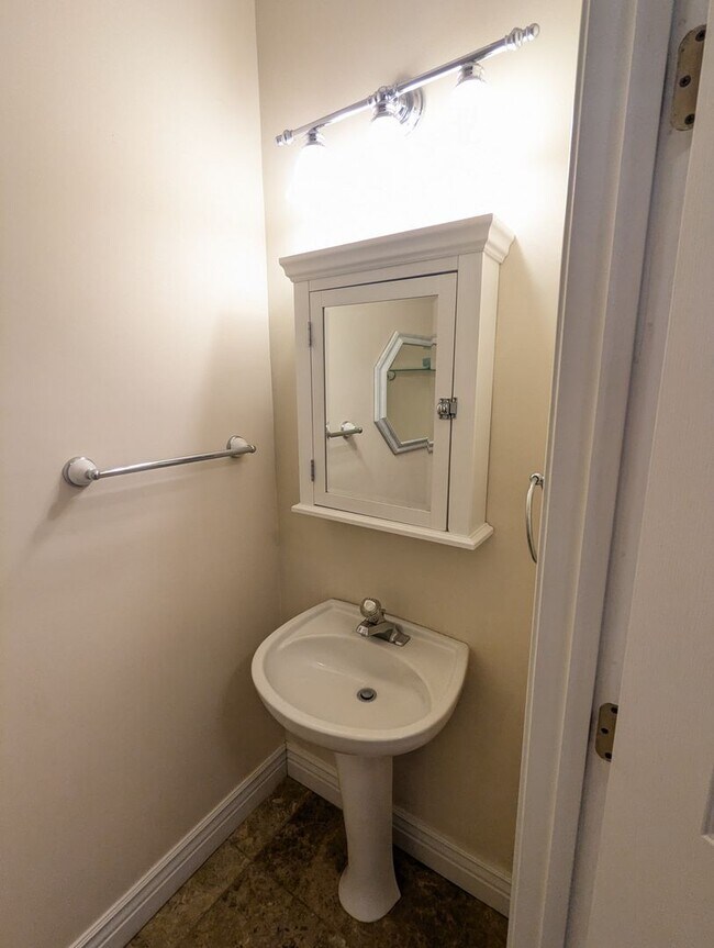 Building Photo - Townhouse in Spring Ridge community *OAKDALE school district* available now!