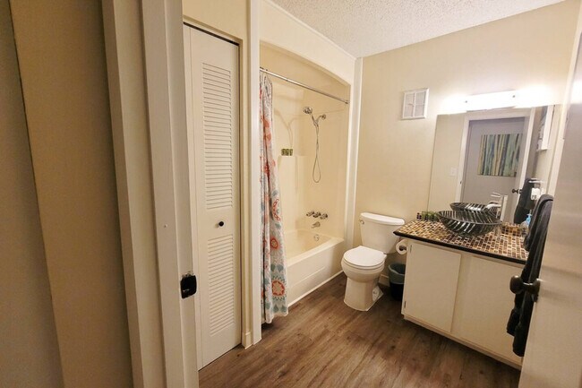 Building Photo - 6519 W Newberry Rd