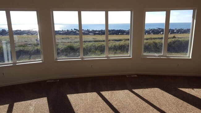 Building Photo - 1467 E Ocean Shores Blvd SW