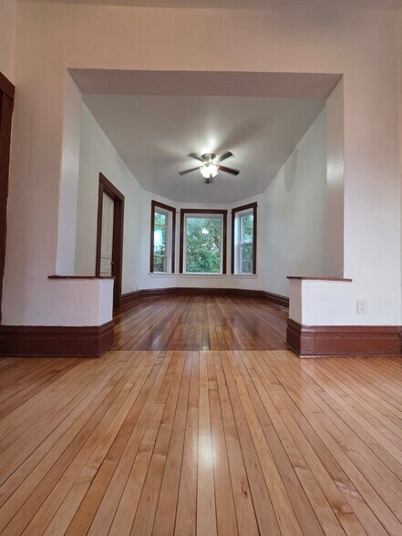 Building Photo - 1138 N Hamlin Ave