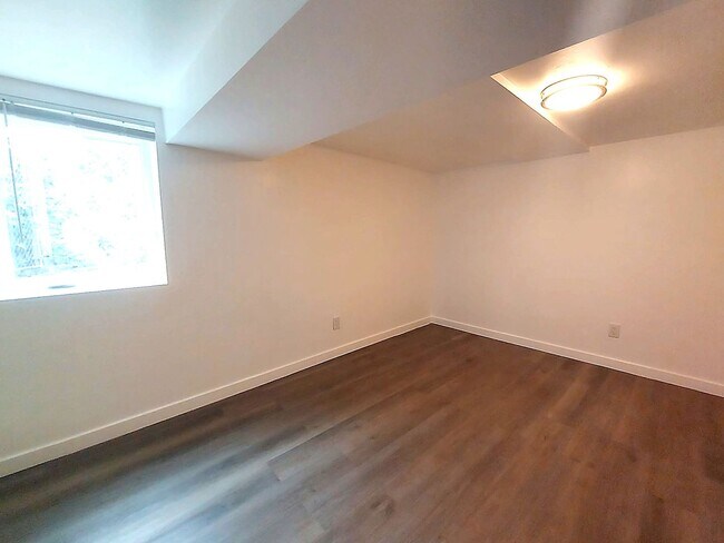Building Photo - Spacious 4BD/3BA with Fenced Yard & Front Porch in North Seattle!