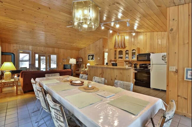 Building Photo - 4155 Lake Shore Dr