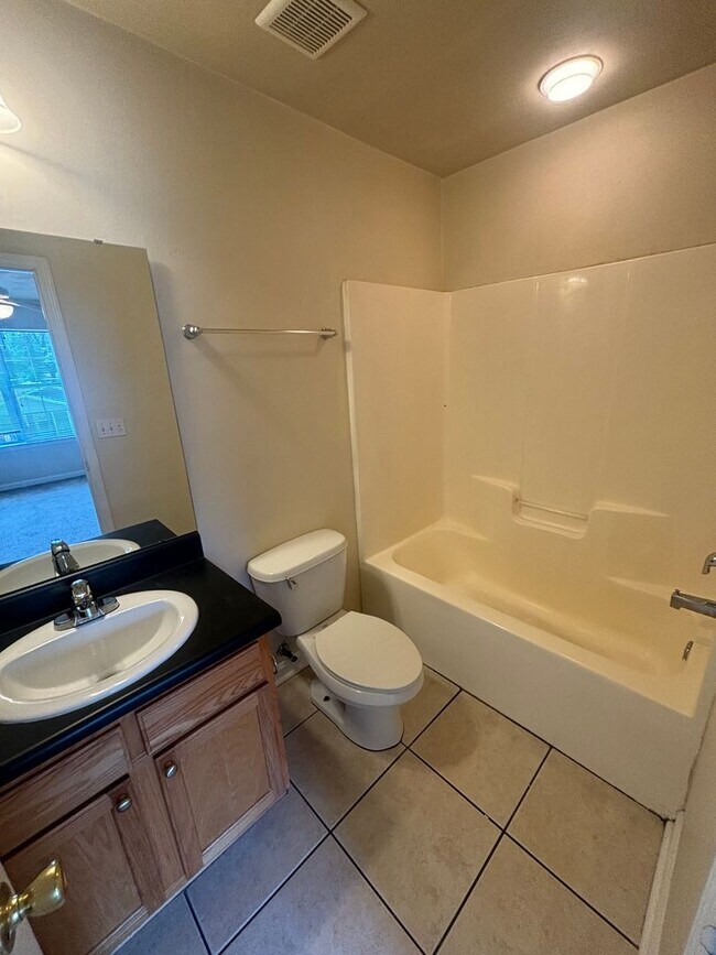 Building Photo - Awesome 3x3 Townhouse with Private Driveway!