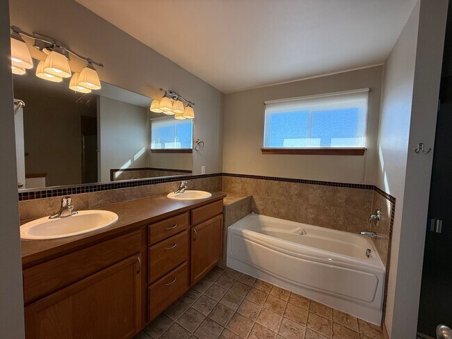 Building Photo - Spacious home in Airway Heights