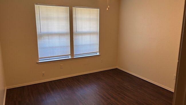 Building Photo - 2 Bedroom/2 Bathroom Duplex