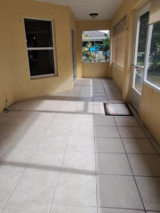 Building Photo - 242 SW Amesbury Ave