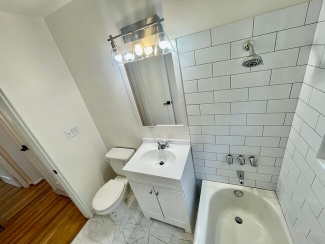Building Photo - Modern and Bright 3Bd/1B Home | Washer & D...