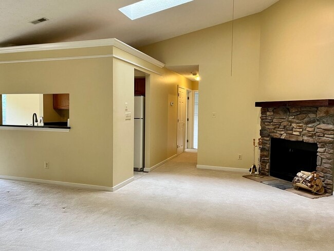 Building Photo - Charming 2 Bedroom/2 Bathroom Apartment Unit in Pond Condos!