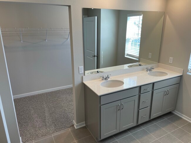 Building Photo - 2302 SW Plaza Pkwy