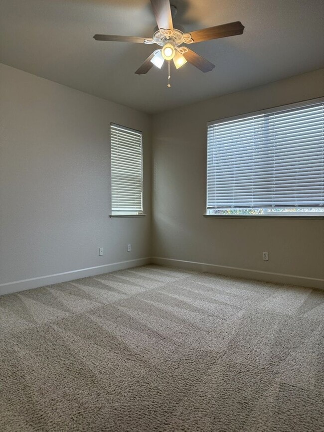 Building Photo - Pleasing 5/2 near college and UC