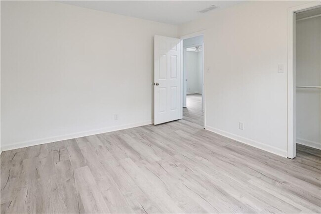 Building Photo - 4711 Nutmeg Way SW