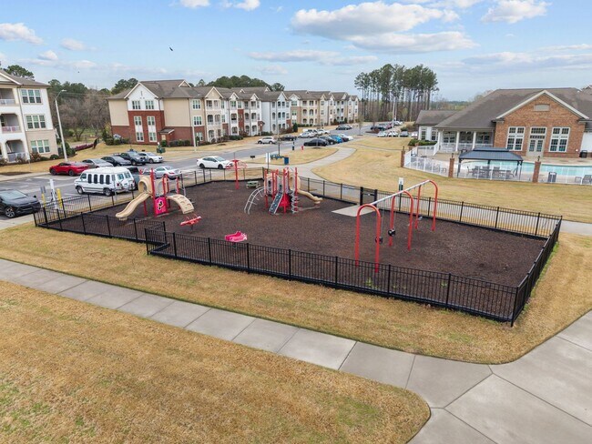 Building Photo - Raleigh Living Made Easy – 3BR Townhome w/ Amenities & Prime Location