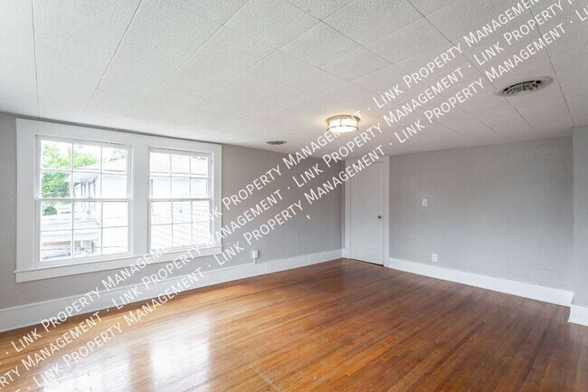 Building Photo - Charming Fully Renovated 4-Bedroom Home in...