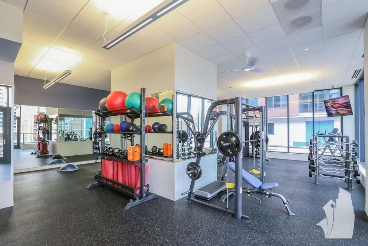 Building Photo - 637 N Wells St