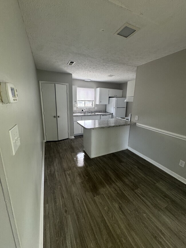 Building Photo - 835 Applewood Ln