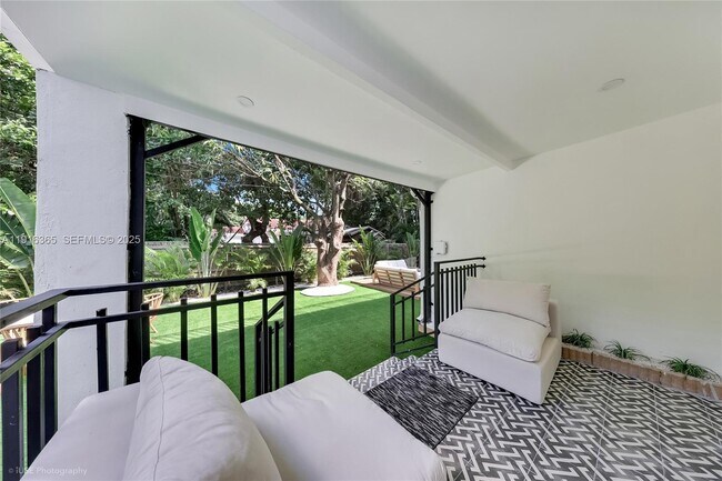 Building Photo - 871 NE 81st St