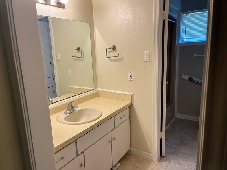 Building Photo - 205 N Ormsby St