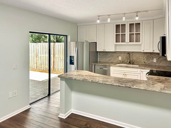 Building Photo - 405 4th Ln