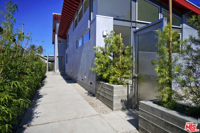 Building Photo - 806 6th Ave