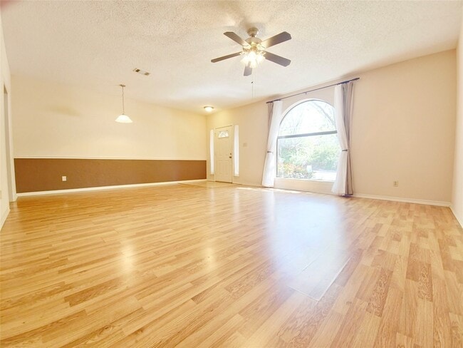 Building Photo - 422 W Oak St