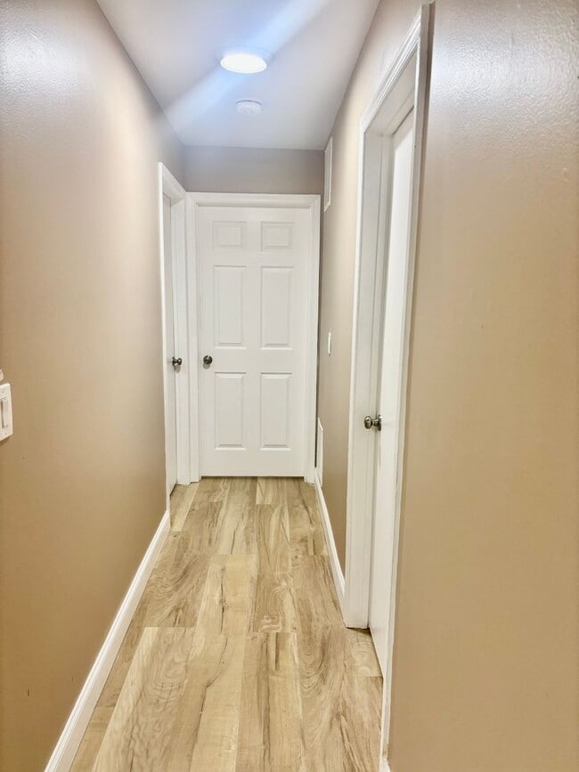 Building Photo - 2 Bedroom, 1 Bathroom Newly Renovated Cond...