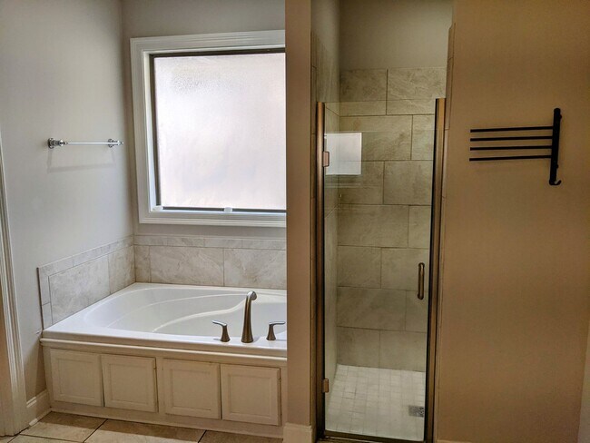 Building Photo - Wake up on Sleepy Brook Rd!