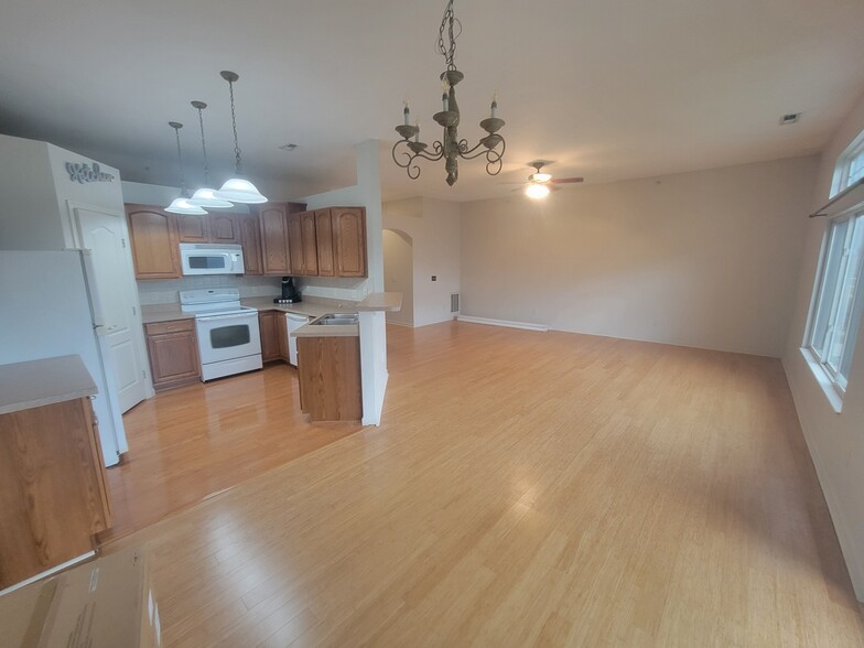 Building Photo - 664 Rivers Breeze Dr