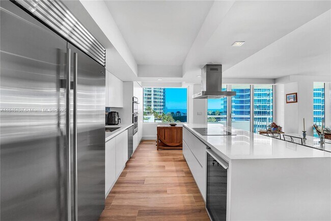 Building Photo - 400 S Pointe Dr