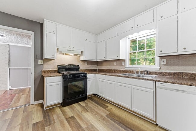 Building Photo - 1961 Valley Ridge Dr SW