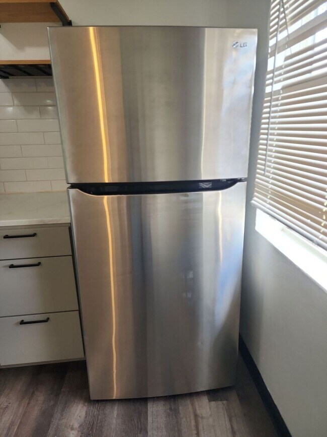 Building Photo - 1 bed 1 bath unit w/ shared laundry