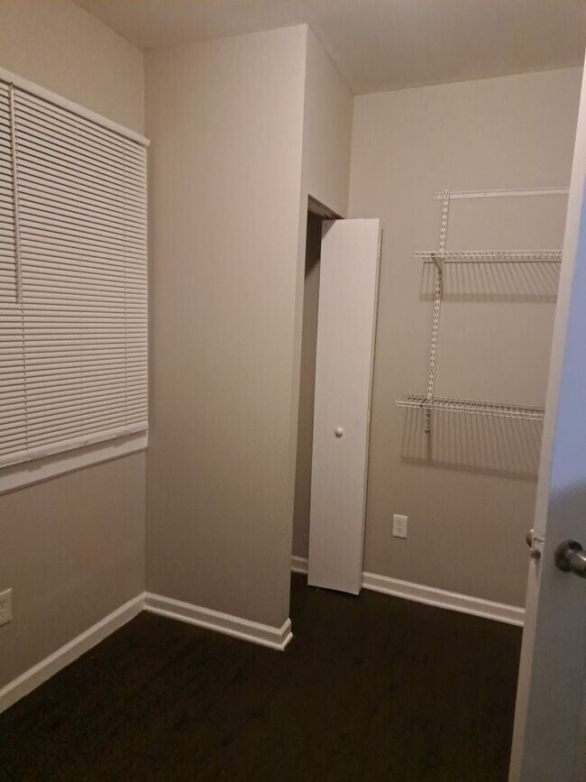 Building Photo - MOVE IN SPECIAL 1/2 OFF 1st full month if you move in by 7/1