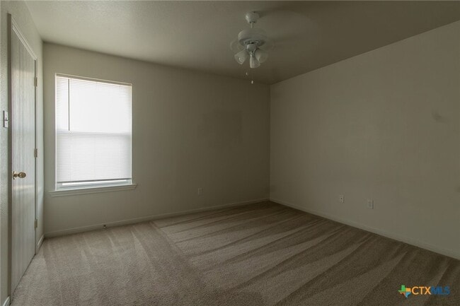 Building Photo - 102 E Robin Ln