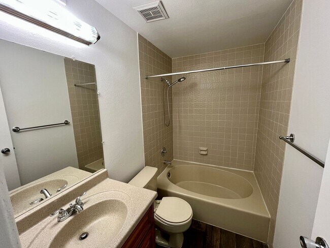 Building Photo - Nice 2 bed 2 bath second floor unit near Buckley Air Force base!