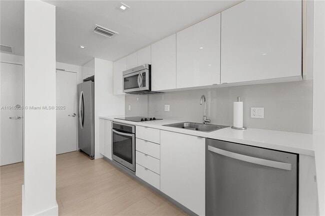 Building Photo - 1000 West Ave