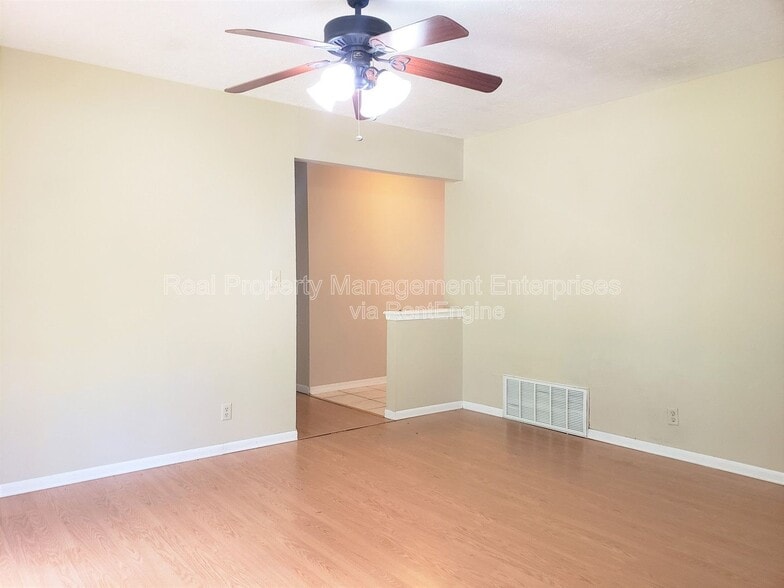 Building Photo - 1325 E Brooks St