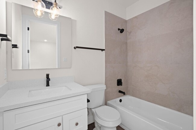 Building Photo - 3905 B Pinemont Dr