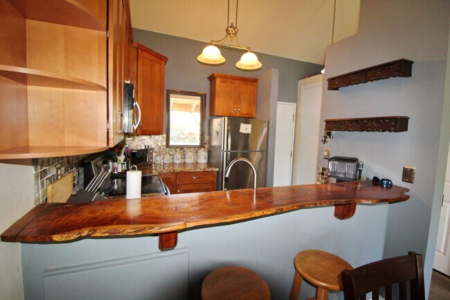 Building Photo - Haleakala Gardens – Top-Floor Furnished 2BR/2BA -A Couple Blocks from the Beach