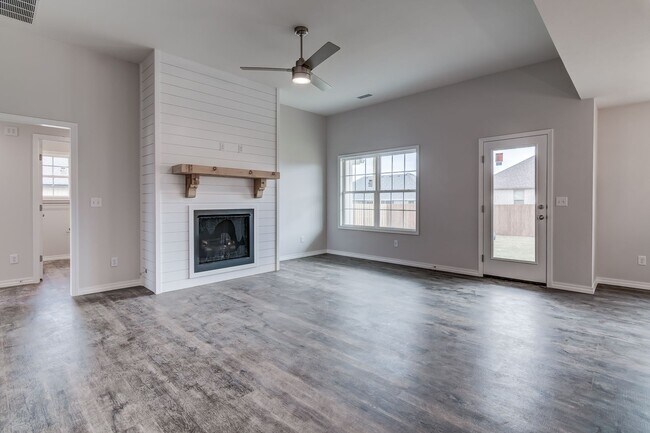 Building Photo - Beautiful, brand-new, 3-bedroom, 2-bath home in Nixa with a 3-car garage.