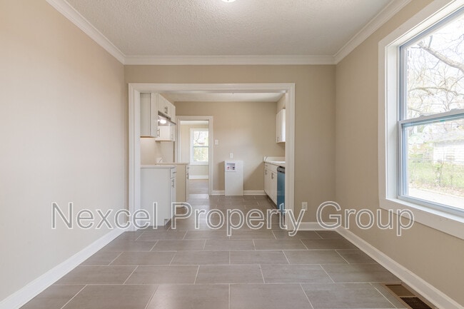 Building Photo - 1055 University St