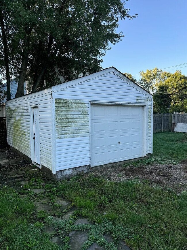 Building Photo - 3 Bed / 1.5 Bath – Front Porch, Garage & Large Backyard in Canton!