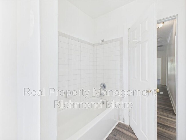 Building Photo - 1610 N 28th St