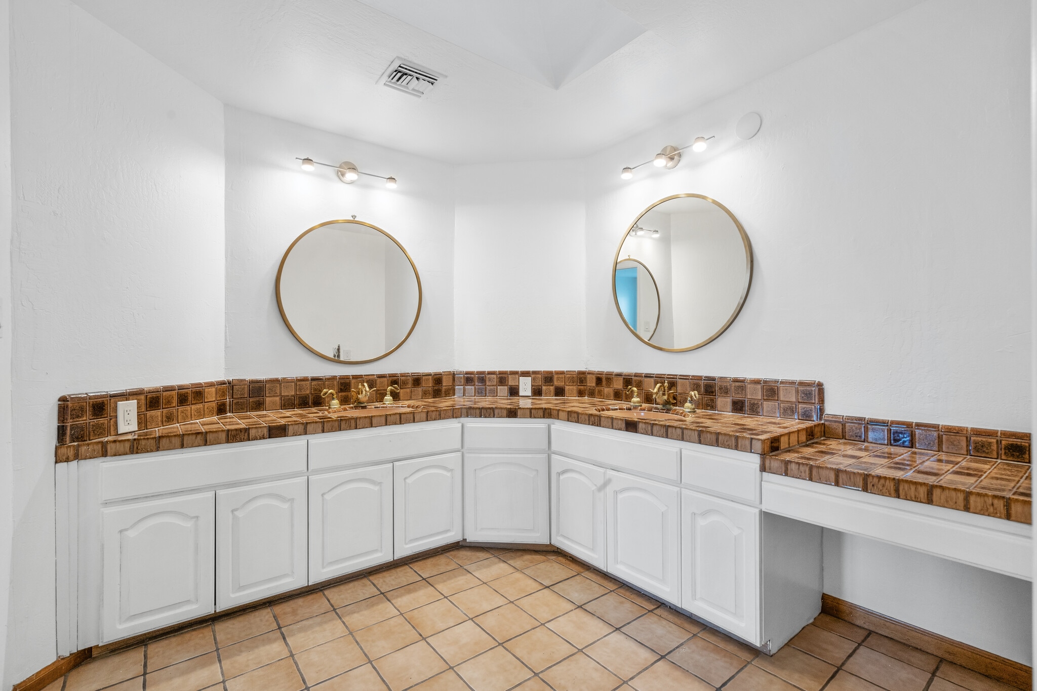 Building Photo - 3319 E Indian School Rd