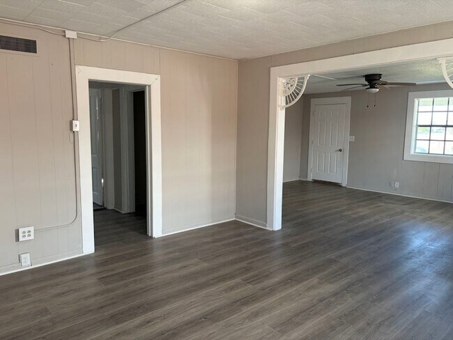 Building Photo - 6139 Belcrest St