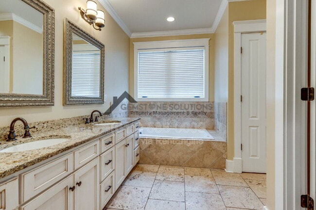 Building Photo - 210 38th Ave N