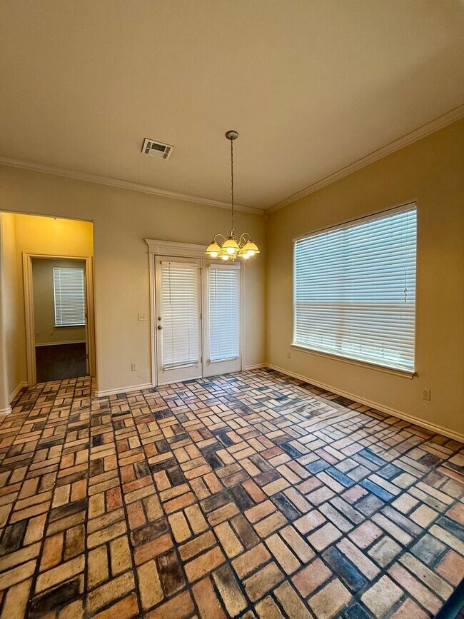 Building Photo - 2520 Thomas Dr