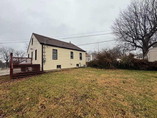 Building Photo - 3 Bedroom, 1 Bath in the Heart of Ferguson!