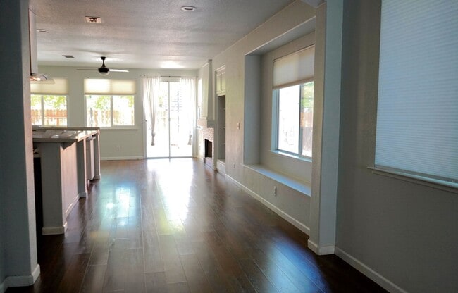Building Photo - NICE 2 BEDROOM IN ROSEVILLE