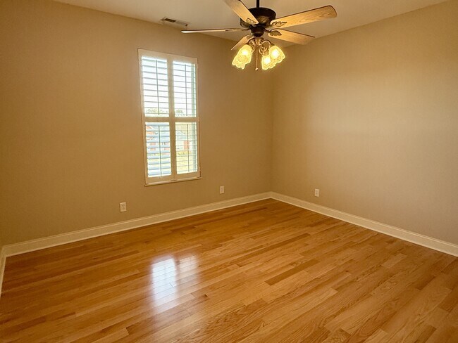 Building Photo - 421 Amberland Ln