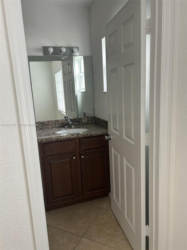 Building Photo - 1000 Palm Trail