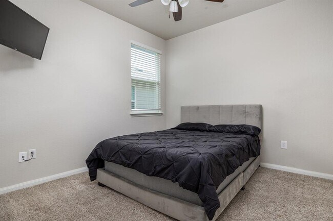 Building Photo - 708 Quarton Dr